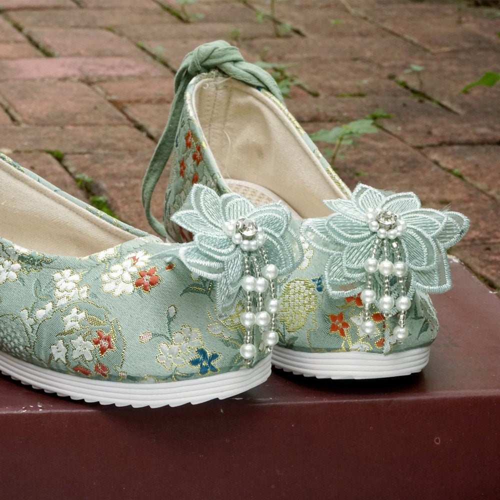 Tang Dynasty-style Ancient Chinese Embroidered Cloth Shoes