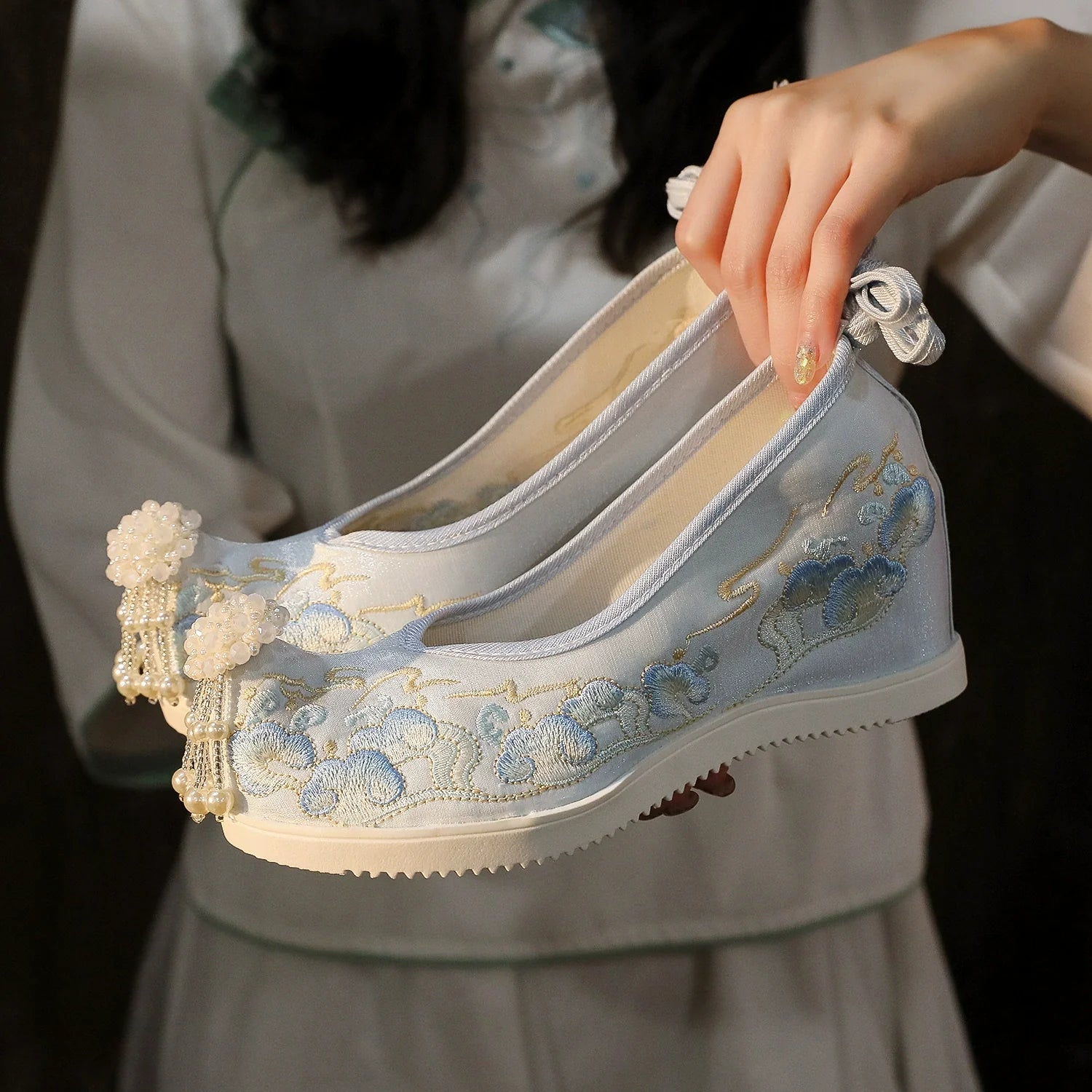 "Sea wave" Embroidered Pointed Toes Floral Hanfu Shoes