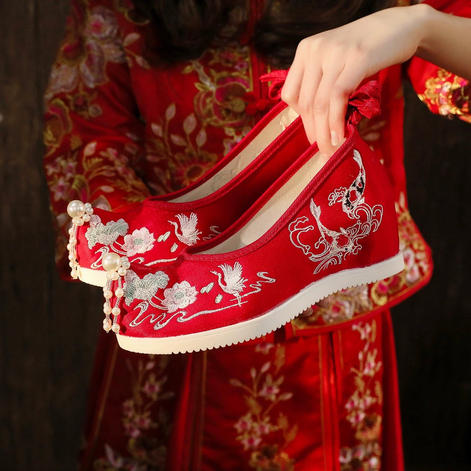 "Sea wave" Embroidered Pointed Toes Floral Hanfu Shoes