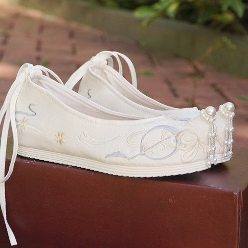 Tang Dynasty-style Ancient Chinese Embroidered Cloth Shoes