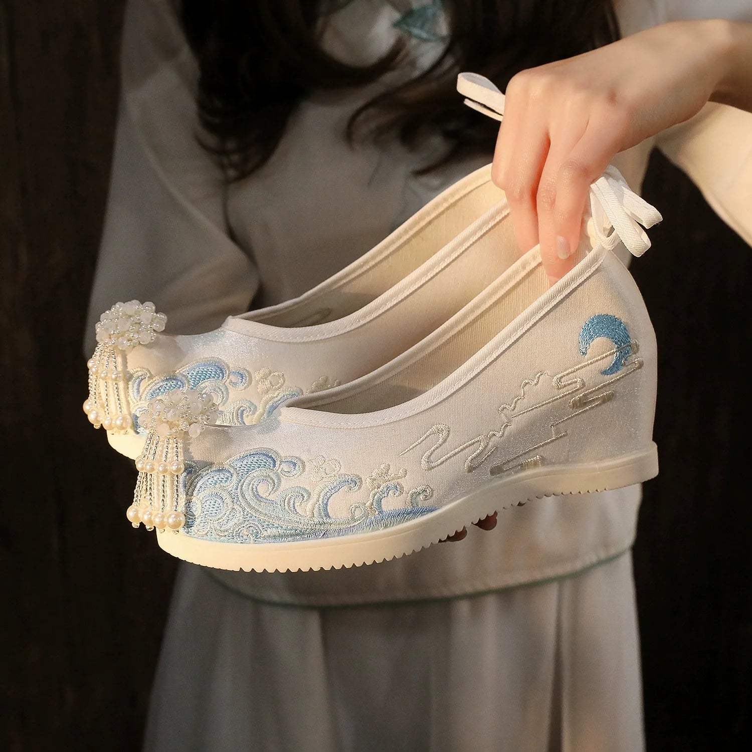 "Sea wave" Embroidered Pointed Toes Floral Hanfu Shoes