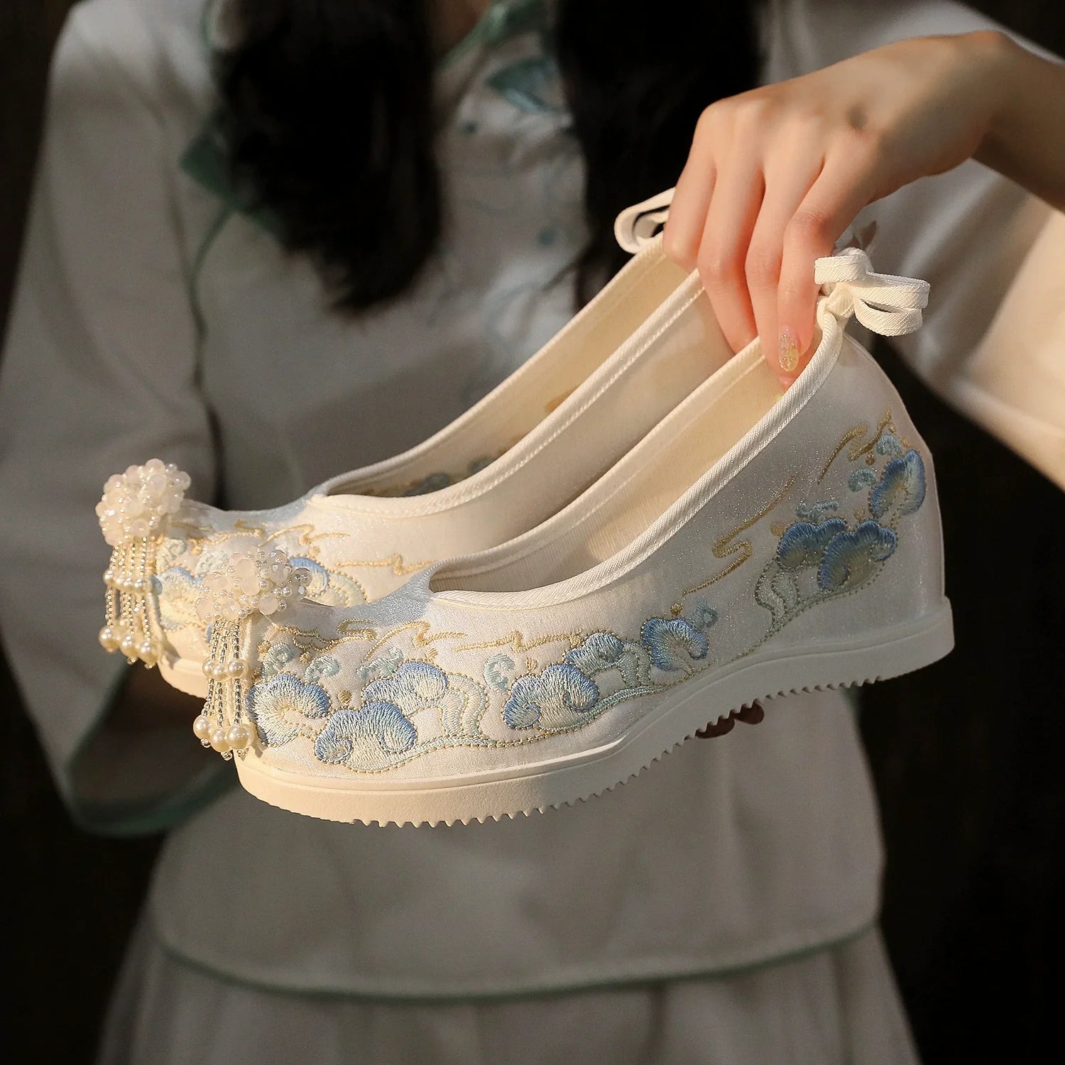 "Sea wave" Embroidered Pointed Toes Floral Hanfu Shoes