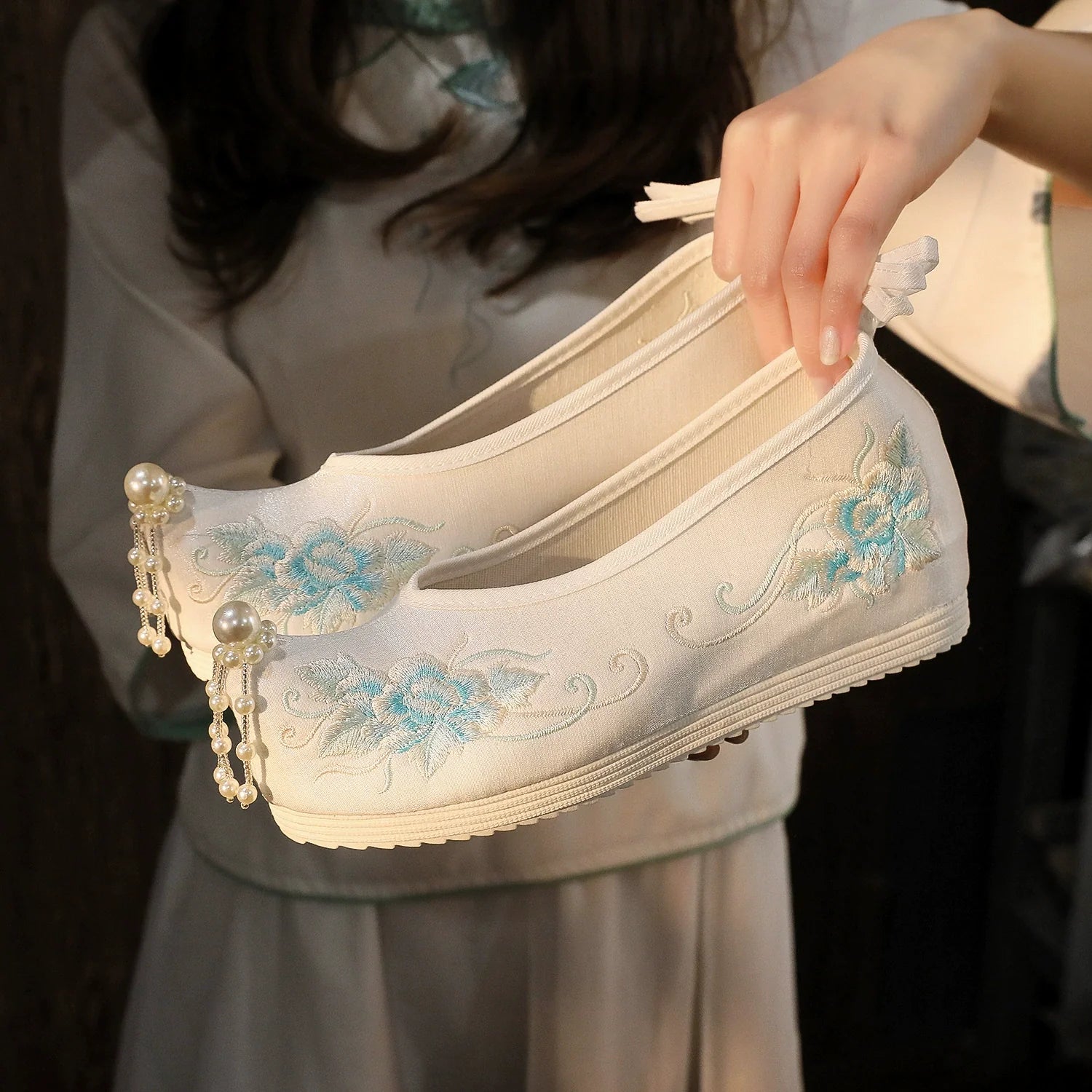 "Sea wave" Embroidered Pointed Toes Floral Hanfu Shoes