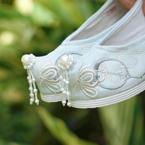 Tang Dynasty-style Ancient Chinese Embroidered Cloth Shoes