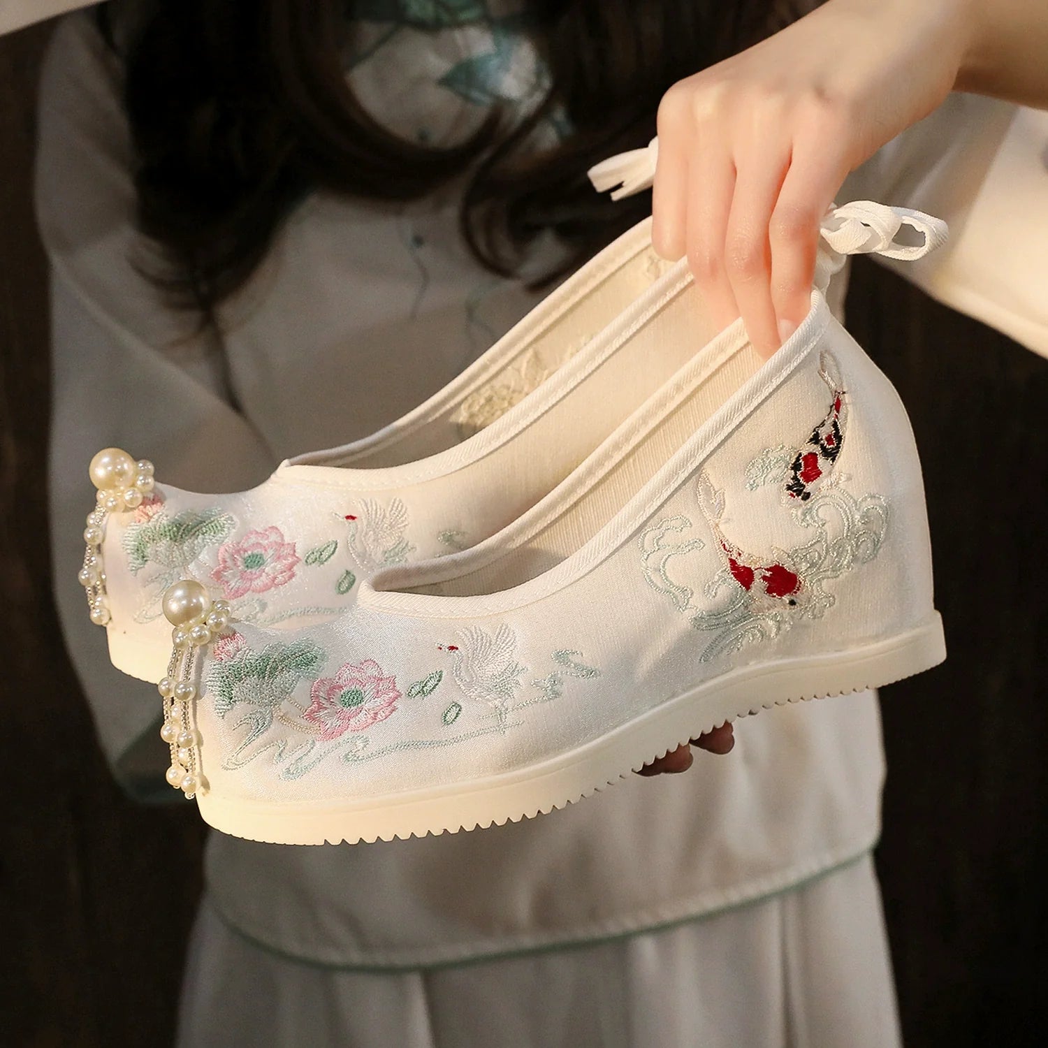 "Sea wave" Embroidered Pointed Toes Floral Hanfu Shoes